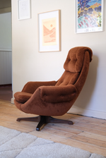 Load image into Gallery viewer, Swivel 60&#39;s burnt orange velvet chair
