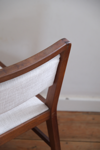 Mid-Century-Modern chair with light grey linen fabric