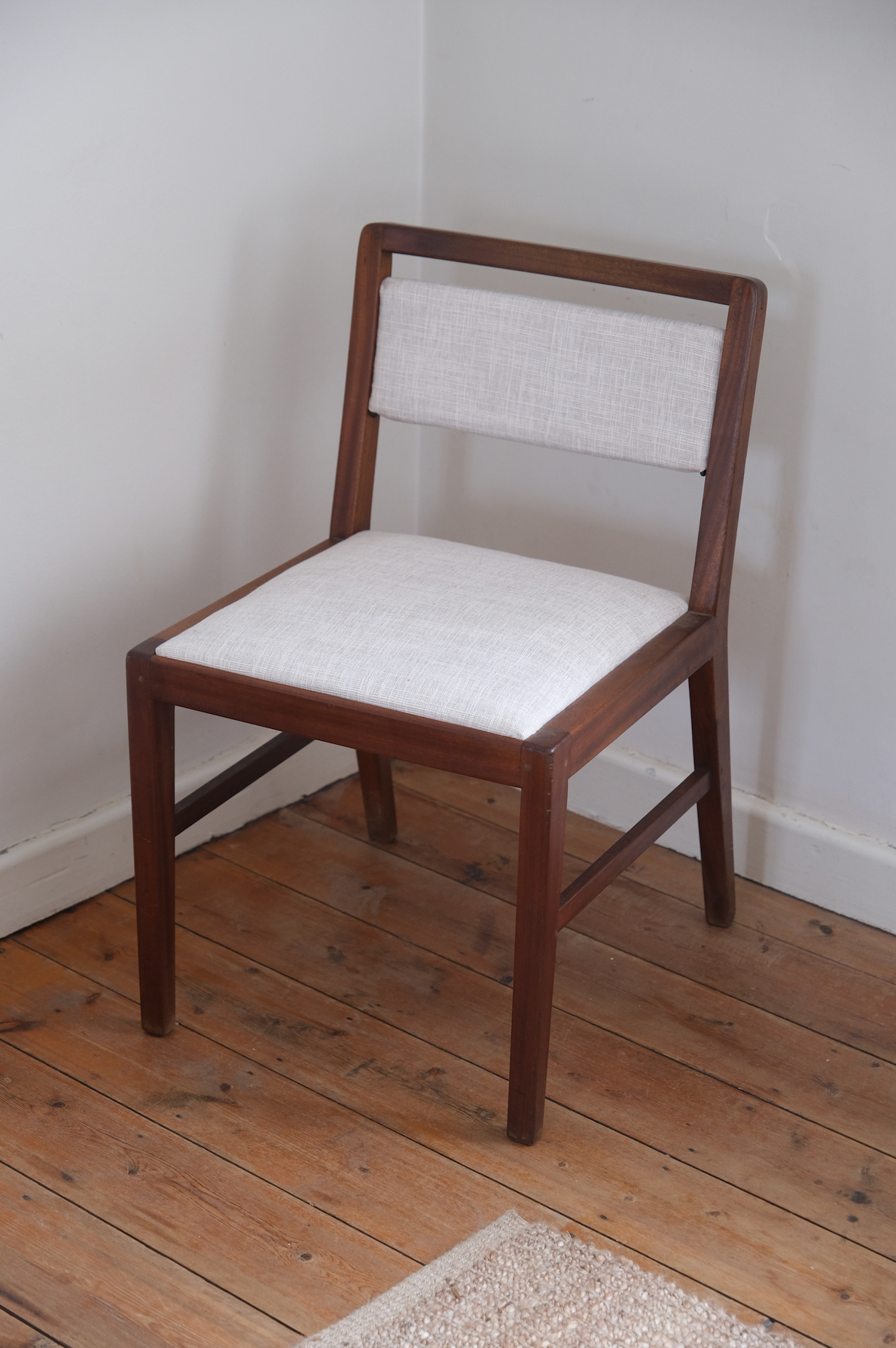 Mid-Century-Modern chair with light grey linen fabric