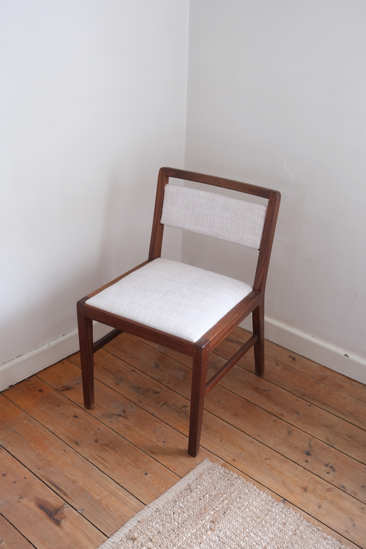 Mid-Century-Modern chair with light grey linen fabric