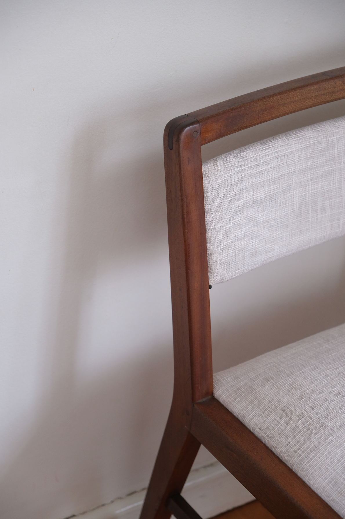 Mid-Century-Modern chair with light grey linen fabric