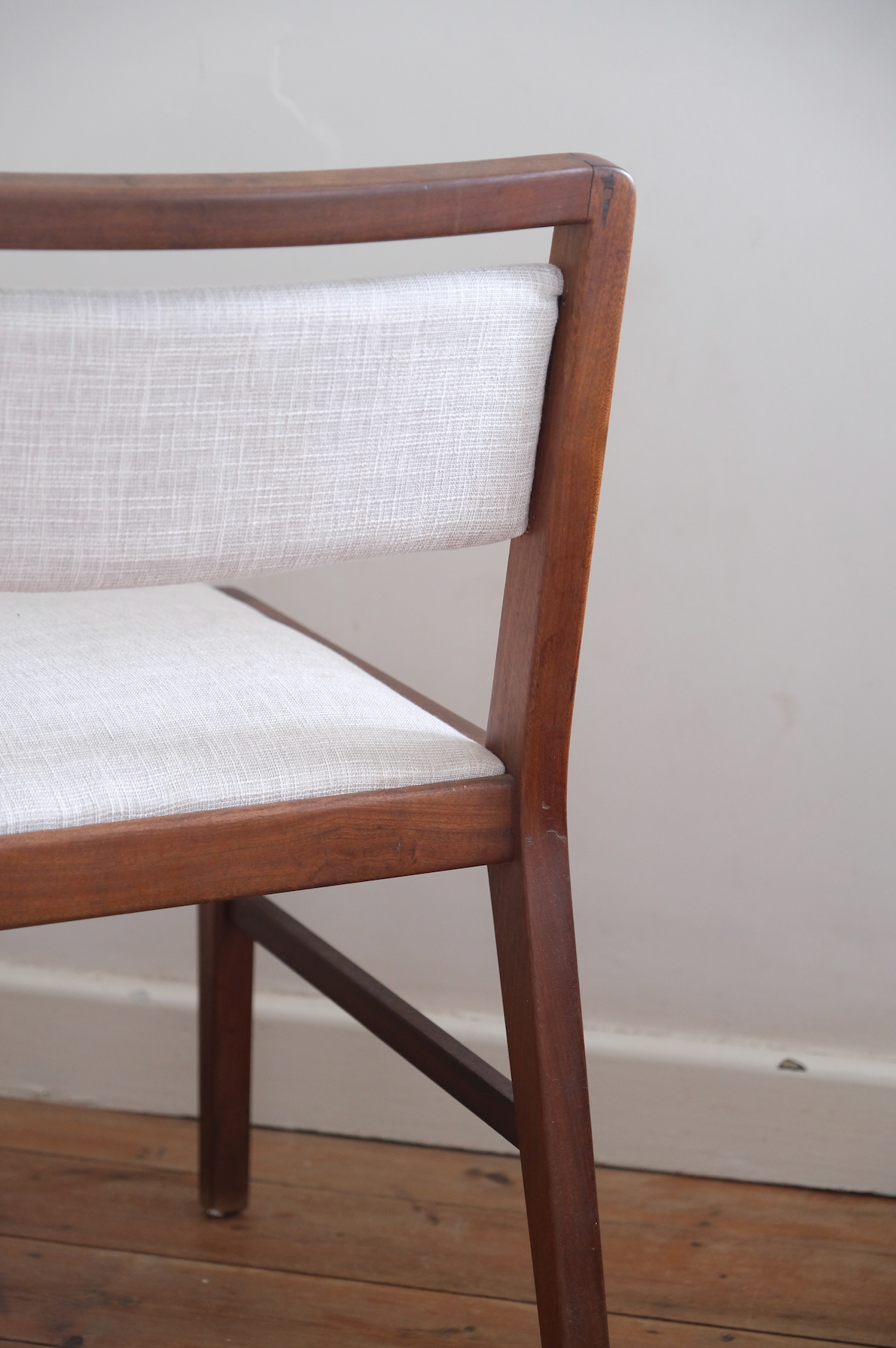 Mid-Century-Modern chair with light grey linen fabric