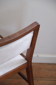 Mid-Century-Modern chair with light grey linen fabric